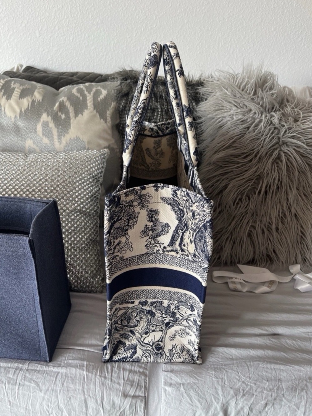 Dior gray and white gift box with gold logo - Picture 3 of 7